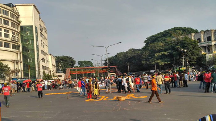 চাকরিতে প্রবেশের বয়স ৩৫ করার দাবিতে শাহবাগ অবরোধ