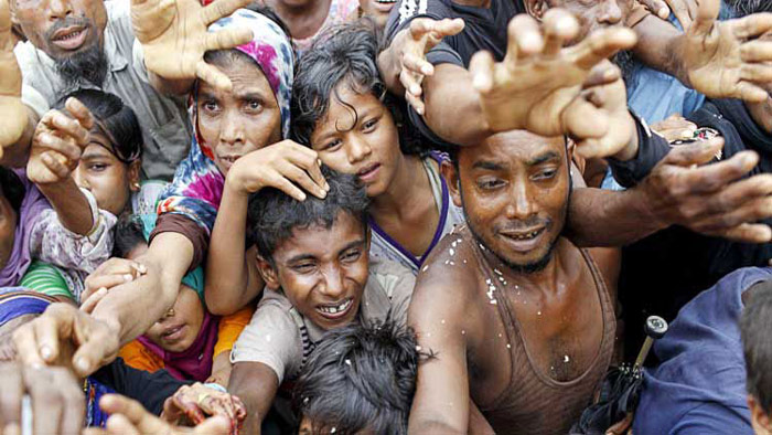 ‘রোহিঙ্গাদের ত্রাণ বিতরণে বাধা যুদ্ধাপরাধের সামিল’