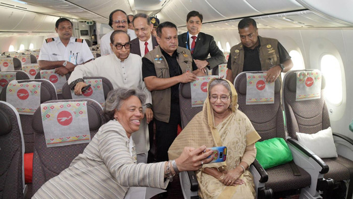 বার্নিকাটের মোবাইল সেলফিতে প্রধানমন্ত্রী