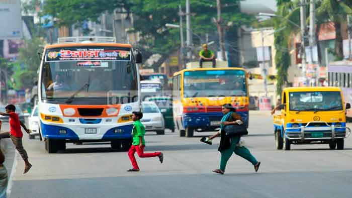 অনিরাপদ সড়ক আর আমাদের অসচেতনতা