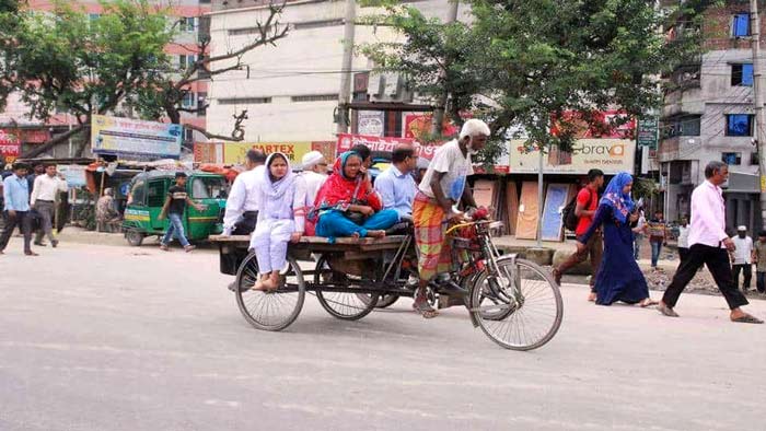 ভোগান্তিতে দেশের মানুষ