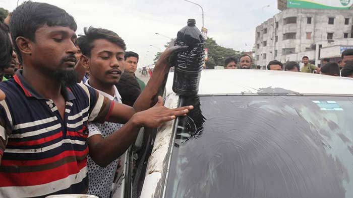 দ্বিতীয় দিনেও বেপরোয়া শ্রমিকরা 
