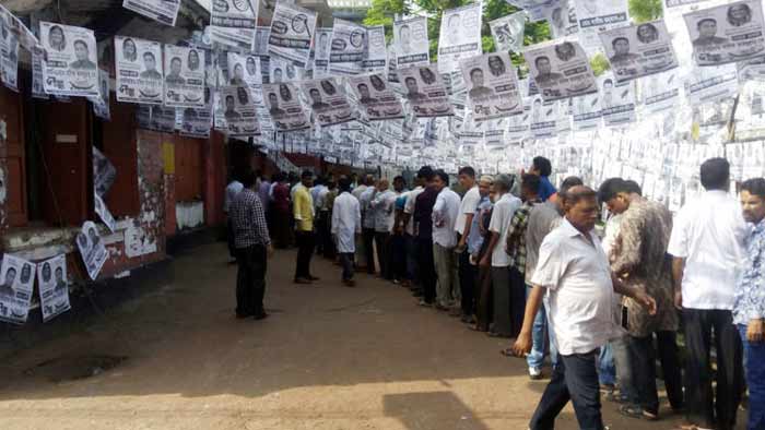 স্থগিত কেন্দ্রে ভোট গ্রহণ চলছে