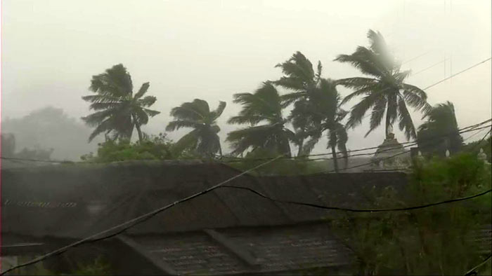 উড়িষ্যা উপকূলে তীব্র বেগে আঘাত হেনেছে ‘তিতলি’