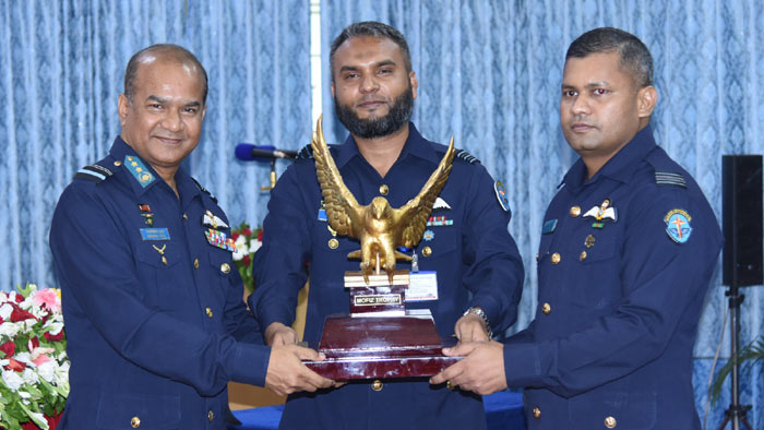 বিমান বাহিনীর ফ্লাইং ইনস্ট্রাক্টর্স কোর্সের সনদ বিতরণী অনুষ্ঠিত