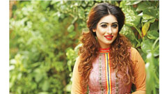 কোঁকড়া চুলে ঢেউ দোলাতে যা করবেন-