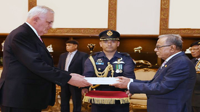 রাষ্ট্রপতির কাছে ছয় কূটনীতিকের পরিচয়পত্র পেশ