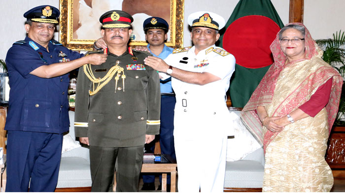 সেনাপ্রধানকে জেনারেল ব্যাজ প্রদান