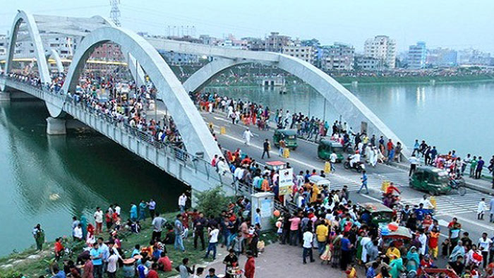 রাজধানীর বিনোদন কেন্দ্রগুলোতে উপচে পড়া ভীড় [ভিডিও]