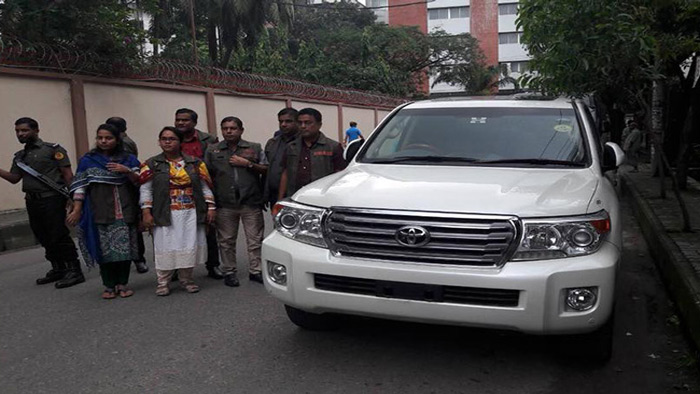 গুলশানের রাস্তায় বিলাসবহুল গাড়ি: মালিক নিরুদ্দেশ