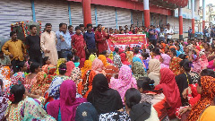 আশুলিয়ায় বকেয়া পরিশোধ না করে কারখানা বন্ধ, শ্রমিকদের বিক্ষোভ