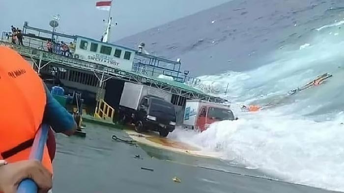 ইন্দোনেশিয়ায় আবারও ফেরিডুবি, নিখোঁজ ৪১