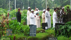 আজিমপুর কবর জিয়ারতে মানুষের ঢল