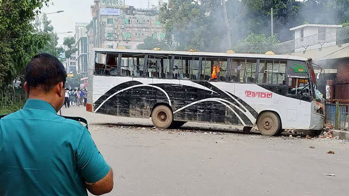 বিভিন্ন সড়কে শিক্ষার্থীদের অবরোধ: গাড়ি ভাঙচুর, পুলিশের লাঠিচার্জ