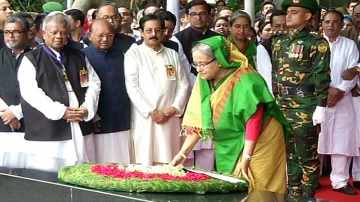 বঙ্গবন্ধুর প্রতিকৃতিতে প্রধানমন্ত্রীর শ্রদ্ধা (ভিডিও)