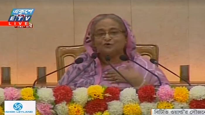 অবৈধ ক্ষমতা দখলকারীরা শিক্ষার্থীদের হাতে অস্ত্র তুলে দেয়
