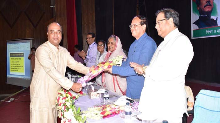 ঢাকা কলেজের ছাত্রদের সমৃদ্ধ লাইব্রেরির দায়িত্ব নিলেন আতিউর-শিবলী