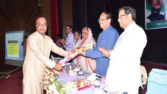 ঢাকা কলেজের ছাত্রদের সমৃদ্ধ লাইব্রেরির দায়িত্ব নিলেন আতিউর-শিবলী