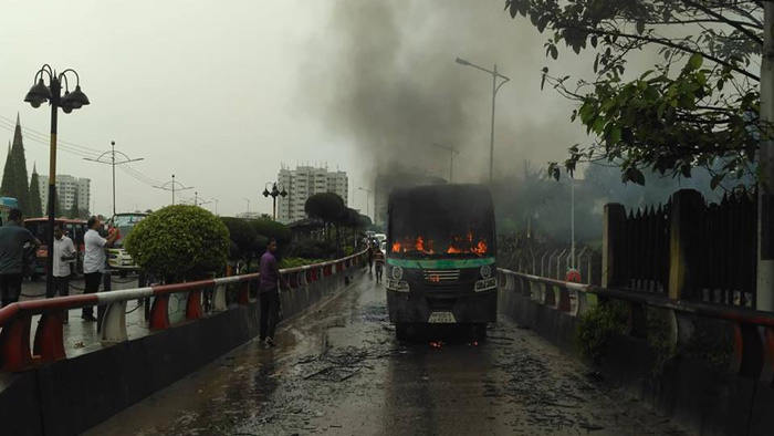 শিক্ষার্থীদের উপর দিয়ে চালিয়ে দেয় বাস