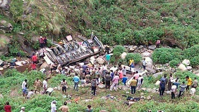 ভারতে বাস খাদে পড়ে প্রাণ গেল ৪৭ জনের