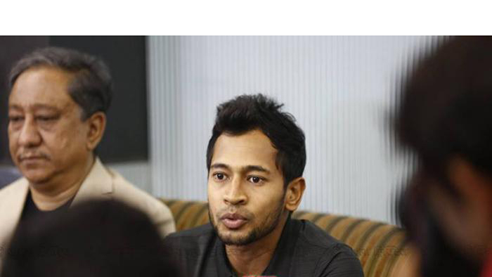 ঢাকায় ফিরে সংবাদ সম্মেলনে মুশফিক ঢাকায় ফিরে সংবাদ সম্মেলনে মুশফিক