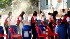 সাংগ্রাই উৎসবে জলকেলিতে সিক্ত তরুণরা [ভিডিও]