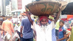 ‘মৃত্যুই পারে মাথা থেকে ঝুঁড়ি নামাতে’