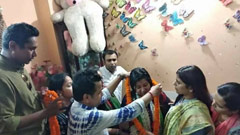 বহিষ্কৃত এশাকে ফুল দিয়ে বরণ করলেন ছাত্রলীগের সাবেক নেতারা
