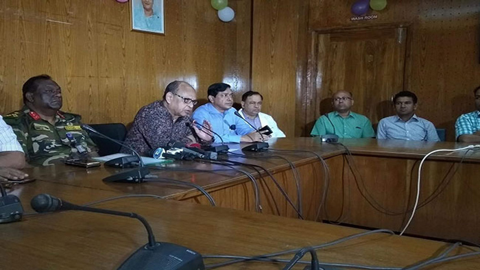 ঢামেকে কবীরের শারীরিক অবস্থা জানাচ্ছেন ডা. সামন্ত লাল সেন। ঢামেকে কবীরের শারীরিক অবস্থা জানাচ্ছেন ডা. সামন্ত লাল সেন।