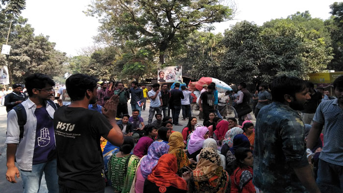 বাস চালকের শাস্তির দাবিতে হাবিপ্রবি শিক্ষার্থীদের রাস্তা অবরোধ