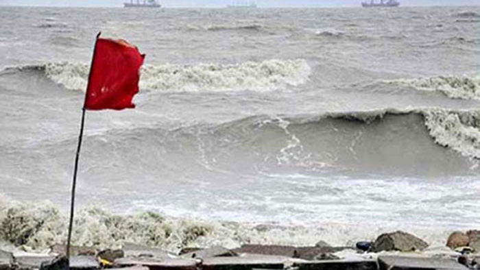 ঘূর্ণিঝড়ে সমুদ্রবন্দরে ২ নম্বর সতর্কতা