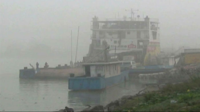 দুর্ঘটনা এড়াতে পাটুরিয়া-দৌলতদিয়ায় ফেরি চলাচল বন্ধ