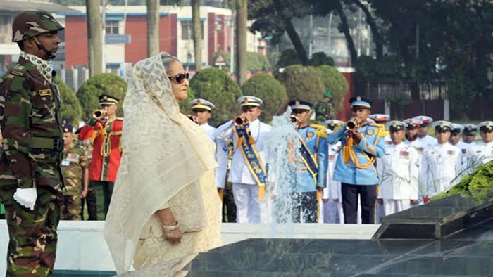 সশস্ত্র বাহিনীর শহীদদের প্রতি প্রধানমন্ত্রীর শ্রদ্ধা নিবেদন