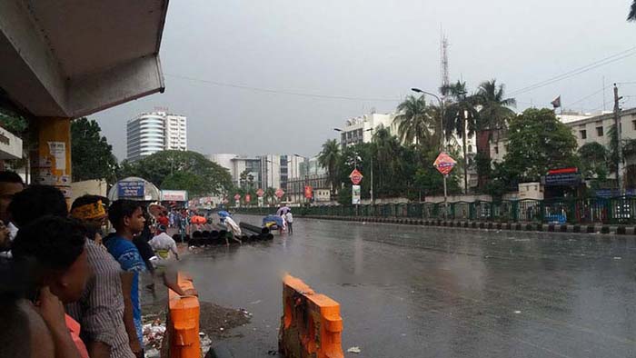 হেমন্তের বাতাসে ধেয়ে আসছে হিমেল হাওয়া