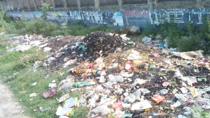 বেরোবির মূল ফটকের পার্শে ময়লার ভাগাড়
