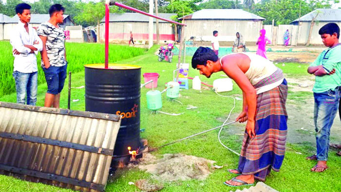 কুড়িয়ে পাওয়া পলিথিনে জ্বালানি