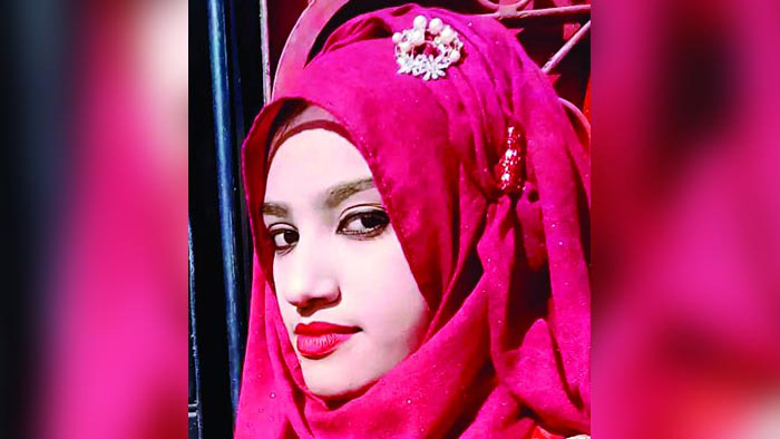 পোস্টমর্টেমের পর সকালে নুসরাতের লাশ হস্তান্তর