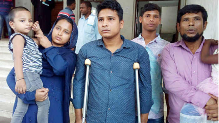 রাসেলকে ৫ লাখ টাকা দিল গ্রীনলাইন