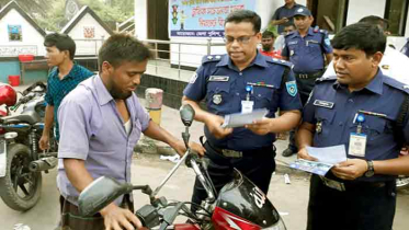 ট্রাফিক আইন মেনে চলতে কুড়িগ্রাম পুলিশের লিফলেট বিতরণ