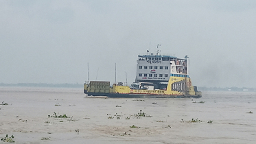 দৌলতদিয়া-পাটুরিয়ায় ফেরি চলাচল শুরু হলেও বন্ধ লঞ্চ