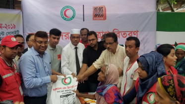 সুনামগঞ্জে বন্যার্তদের মাঝে বাংলালিংকের ত্রাণ বিতরণ