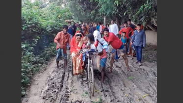 হাঁটু সমান কাঁদা মাড়িয়ে চলেন ঝিকরগাছার জনগণ