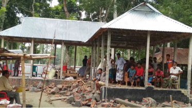 কুড়িগ্রামের ফুলবাড়ী সীমান্তে বাড়ী নির্মাণে বিএসএফ’র বাঁধা