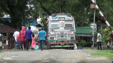 ছুটির দিনেও হিলি বন্দরে আমদানি রফতানি চালু