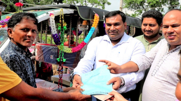 ঠাকুরগাঁওয়ে যুদ্ধ শিশুকে ইজিবাইক প্রদান 