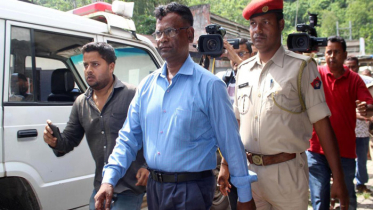 অবৈধ প্রবাসীদের আটককারী সেনা হয়ে গেলেন অবৈধ