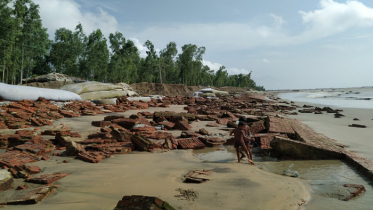 মহেশখালীতে লন্ডভন্ড বেড়িবাঁধ, মেরামতের নামে লুটপাট 