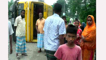 ঠাকুরগাঁওয়ে মহাসড়কে ট্রাক উল্টে চালকের সহকারি নিহত  