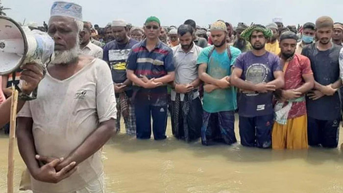 হাঁটু পানিতে ঈদ উল ফিতরের নামায আদায় করছেন মুসল্লিরা- সংগৃহীত