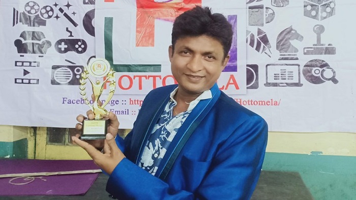 পুরস্কার হাতে পরিচালক ও অভিনেতা আসিফ নজরুল পুরস্কার হাতে পরিচালক ও অভিনেতা আসিফ নজরুল
